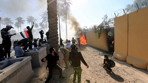  در بغداد معترضان دیوارهای سفارت آمریکا را آتش زدند + ویدیو - اسپوتنیک افغانستان  