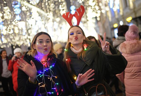 تجلیل از سال نو در خیابان نیکولسکایا در مسکو، روسیه  - اسپوتنیک افغانستان  