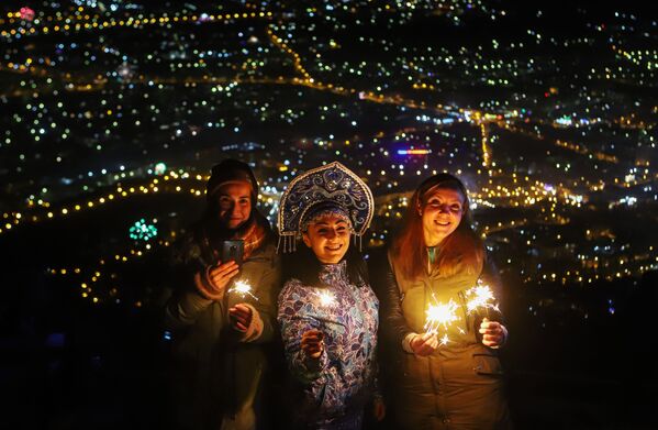 باشندگان شهر پتیگورسک روسیه در حال تجلیل از سال نو - اسپوتنیک افغانستان  