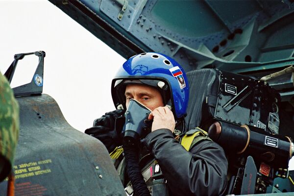  تصویر ولادیمیر پوتین در جنگنده سوخو-27
 - اسپوتنیک افغانستان  