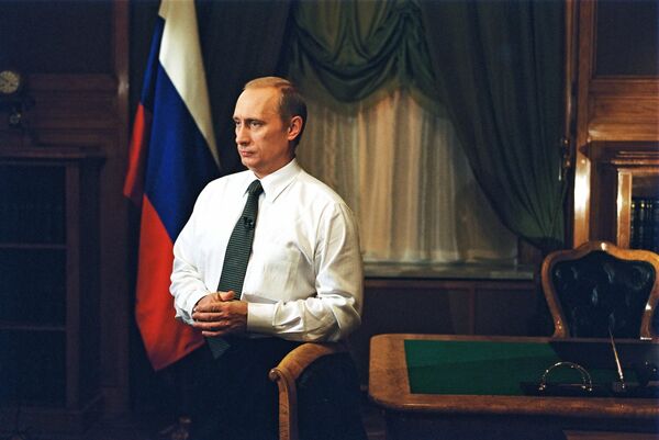 ولادیمیر پوتین در دفتر کاری اش در کرملین؛ سال 2001
 - اسپوتنیک افغانستان  