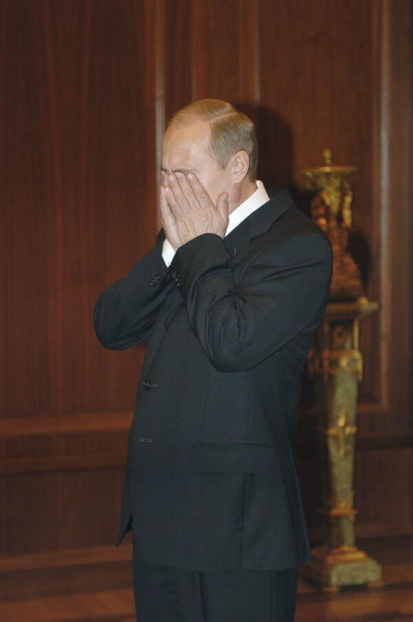 رئیس‌جمهور پوتین از گروگان گیری در دوبروفکا مطلع می شود. سال 2002
 - اسپوتنیک افغانستان  