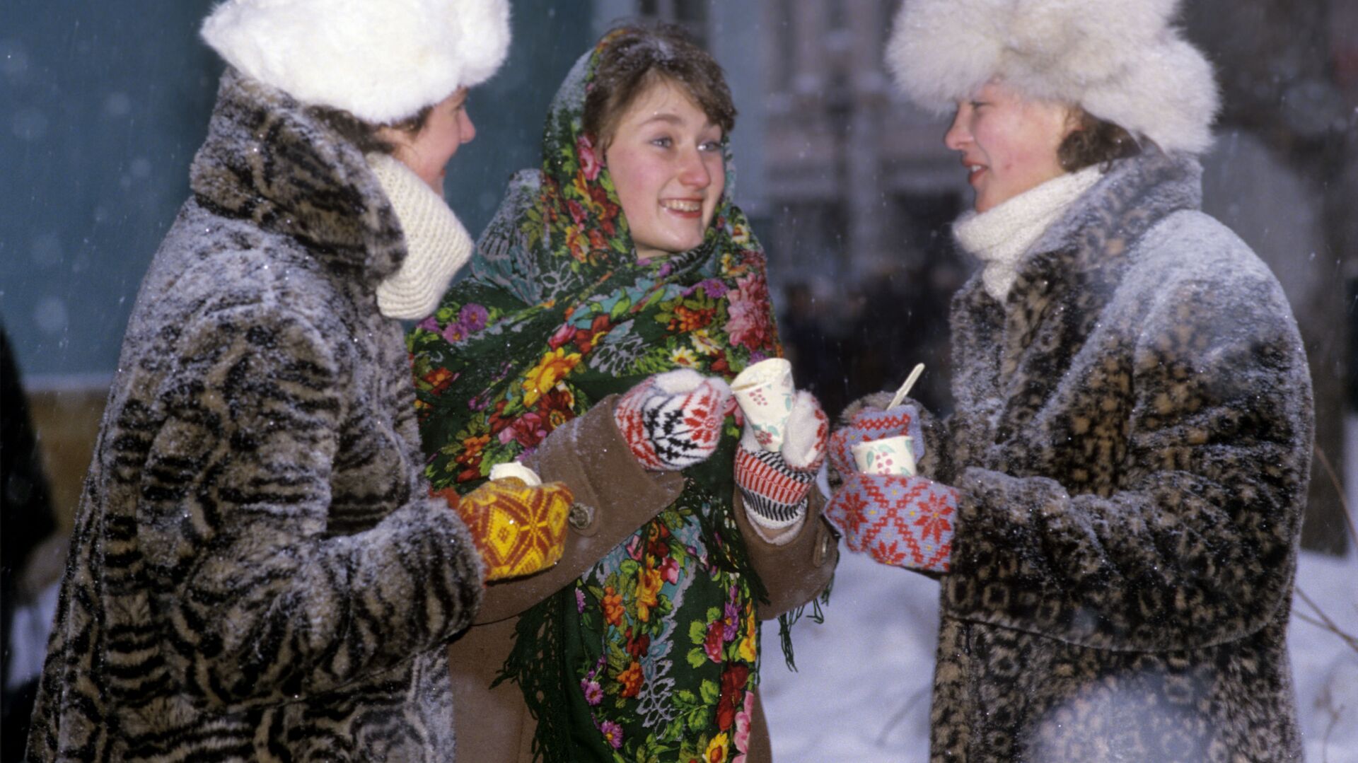Девушки едят мороженое - اسپوتنیک افغانستان  , 1920, 25.04.2022