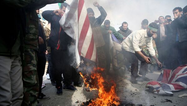 ایرانی‌ها بیرق‌های امریکا، اسرائيل و بریتانیا را آتش زدند - اسپوتنیک افغانستان  