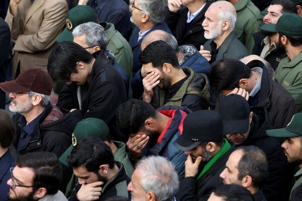 مردان در حال گریه در جریان تظاهرات در ایران پس از  کشته‌شدن جنرال قاسم سلیمانی در حمله نیروهای امریکایی در بغداد  - اسپوتنیک افغانستان  