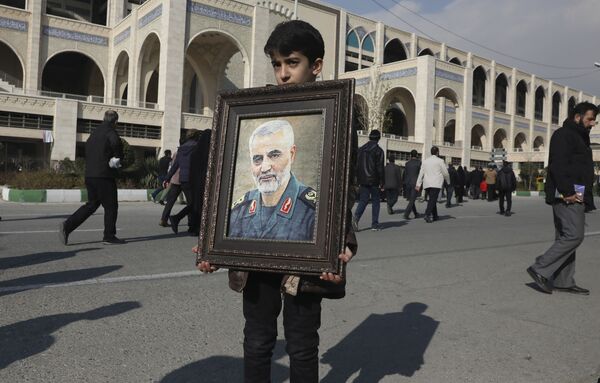 پسری تصویر جنرال قاسم سلیمانی را در دست گرفته است - اسپوتنیک افغانستان  