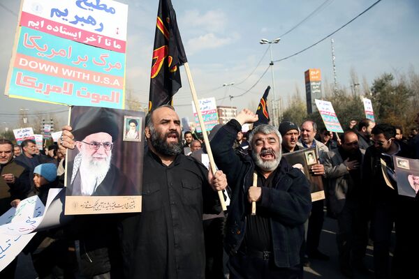 تظاهرات در ایران پس از  کشته‌شدن جنرال قاسم سلیمانی در حمله نیروهای امریکایی در بغداد  - اسپوتنیک افغانستان  