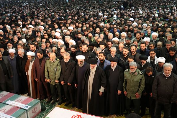 رهبر ایران در مراسم میلیونی وداع  با پیکر سردارسلیمانی در تهران  - اسپوتنیک افغانستان  