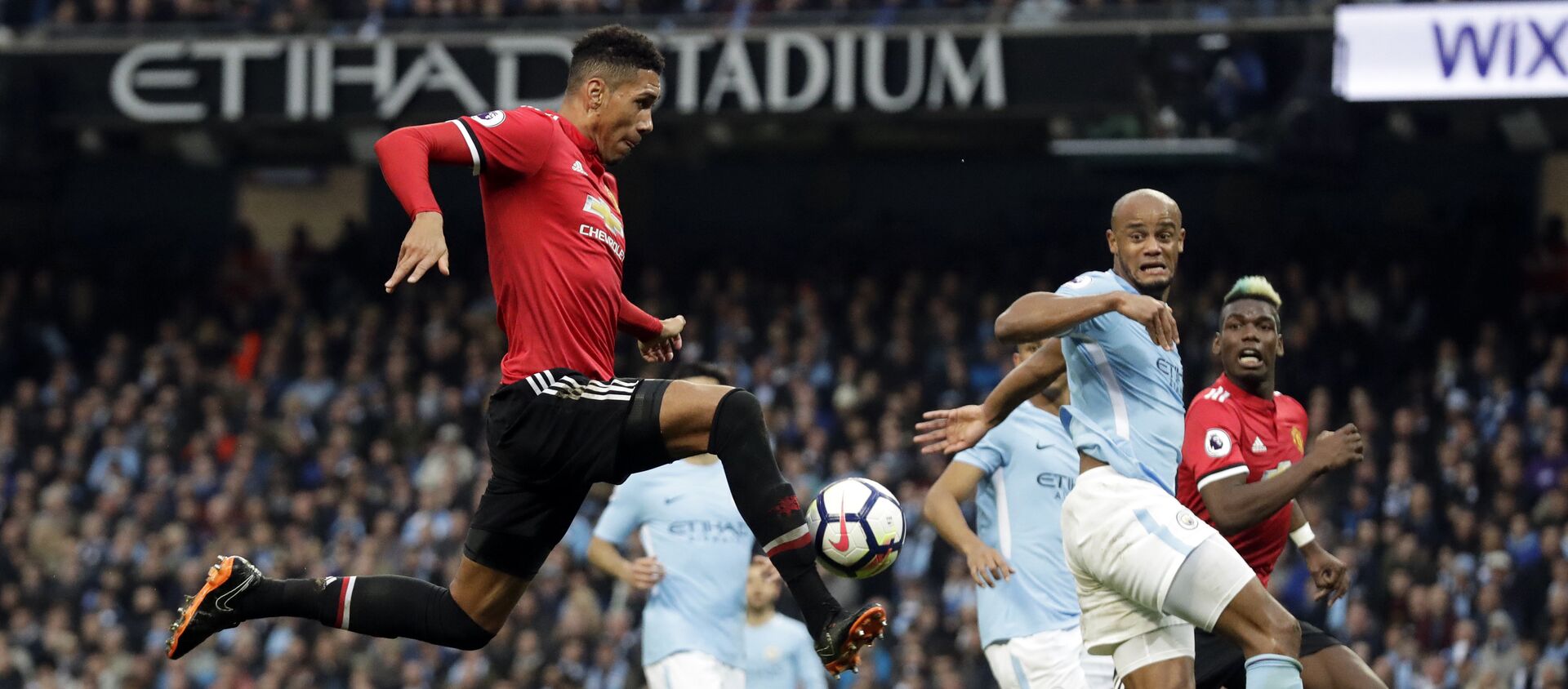 Manchester United's Chris Smalling, left, scores his side's third goal during the English Premier League soccer match between Manchester City and Manchester United at the Etihad Stadium in Manchester, England, Saturday April 7, 2018 - اسپوتنیک افغانستان  , 1920, 16.04.2021
