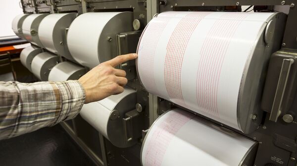 Сейсмограф регистрирует колебания на листе измерительной бумаги - اسپوتنیک افغانستان  