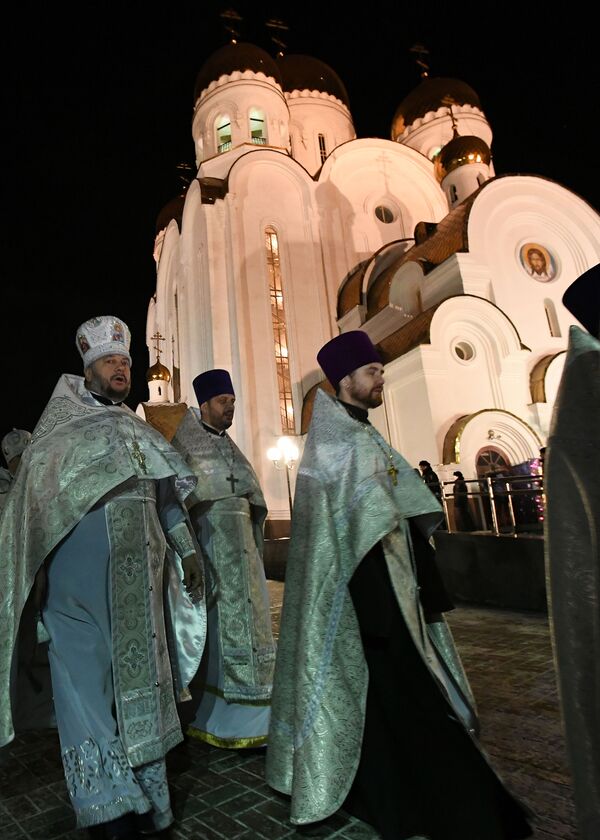 راهپیمایی مذهبی  کاهنان در آستانه کریسمس ارتدکس در کراسنویارسک روسیه. - اسپوتنیک افغانستان  
