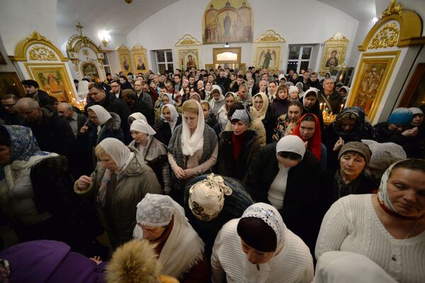 مؤمنان هنگام برگزاری جشن کریسمس در کلیسای جامع ولادیوستوک - روسیه  - اسپوتنیک افغانستان  