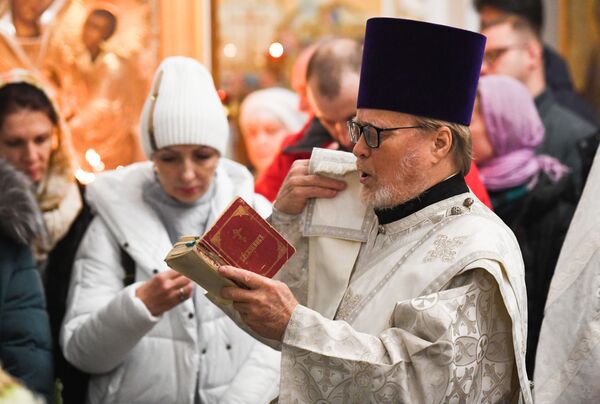 مؤمنان هنگام برگزاری جشن کریسمس در کلیسای جامع ولادیوستوک - روسیه  - اسپوتنیک افغانستان  