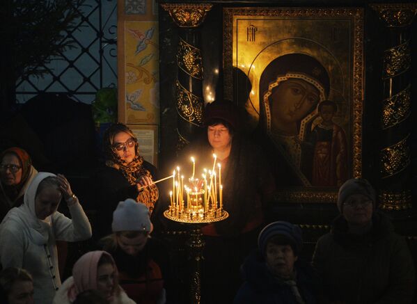 مؤمنان هنگام برگزاری جشن کریسمس در کلیسای جامع یکاترینبورگ - روسیه  - اسپوتنیک افغانستان  