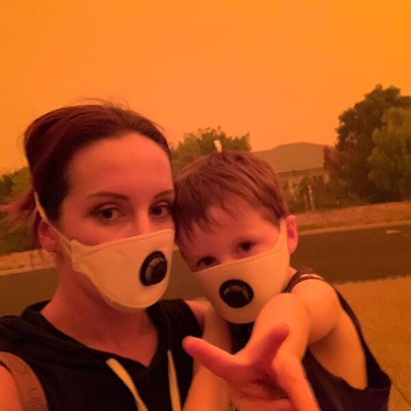 مادر و کودکش با ماسک‌های محافظتی در جریان آتش‌سوزی‌های آسترالیا - اسپوتنیک افغانستان  