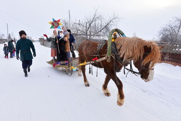 مراسم زمستانی در قصبه قزاق‌نشین چلیابینسک روسیه.
 - اسپوتنیک افغانستان  