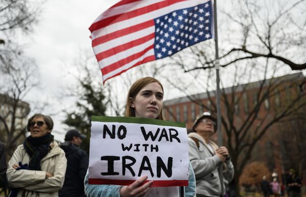 تظاهرات آمریکایی ها علیه جنگ با ایران در مقابل کاخ سفید در واشنگتن. - اسپوتنیک افغانستان  