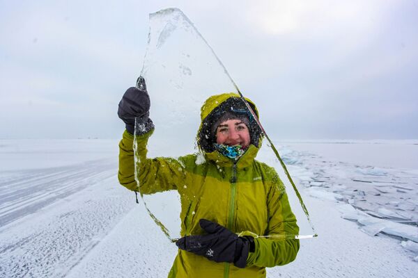 دختری با یخ های زمستانی دریاچه بایکال   - اسپوتنیک افغانستان  