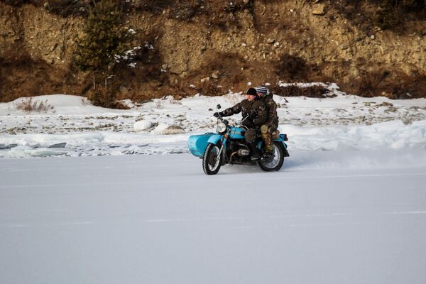 موترسایکل سواری ساکنین محلی  روی دریاچه بایکال  - اسپوتنیک افغانستان  