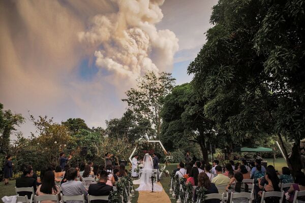 مراسم عروسی در زمینه فوران آتشفشان در فیلیپین. - اسپوتنیک افغانستان  