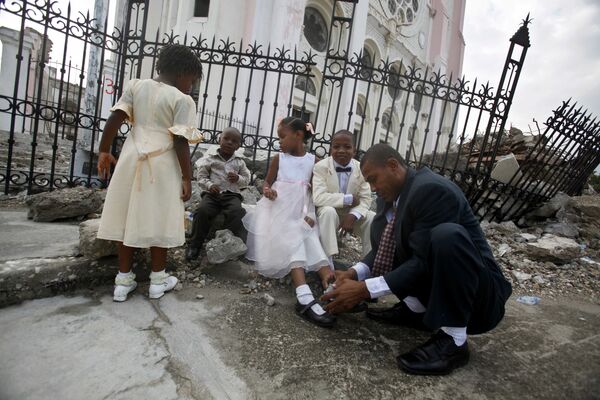 مراسم عروسی در کلیسای ویران پس از زلزله در هائیتی. - اسپوتنیک افغانستان  