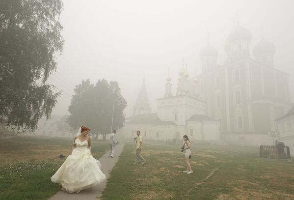 مراسم عروسی در ریازان مسکو در غبار شدید پس از آتش سوزی جنگلی. - اسپوتنیک افغانستان  