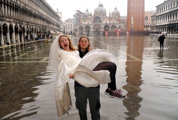 مراسم عروسی هنگام سیلاب در ونیز فرانسه. - اسپوتنیک افغانستان  