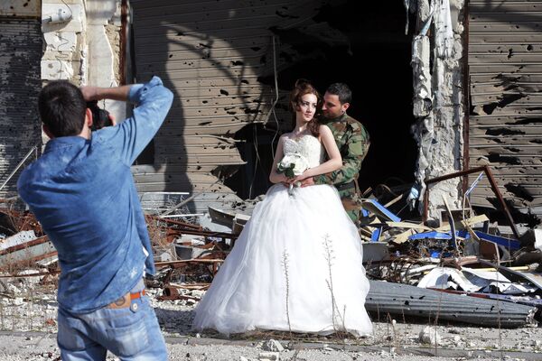 عکاسی عروسی در زمینه ساختمان ویران در حمص سوریه.
 - اسپوتنیک افغانستان  