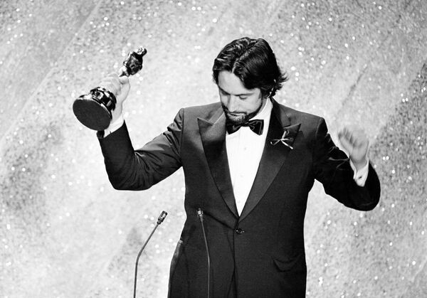 بازیگر رابرت دنیرو با تندیس در مراسم جایزه اسکار در لس آنجلس - اسپوتنیک افغانستان  
