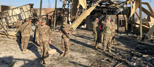 Американские военные на месте обстрела военной базы США Эйн-аль-Асад в Ираке Американские военные на месте обстрела военной базы США Эйн-аль-Асад в Ираке - اسپوتنیک افغانستان