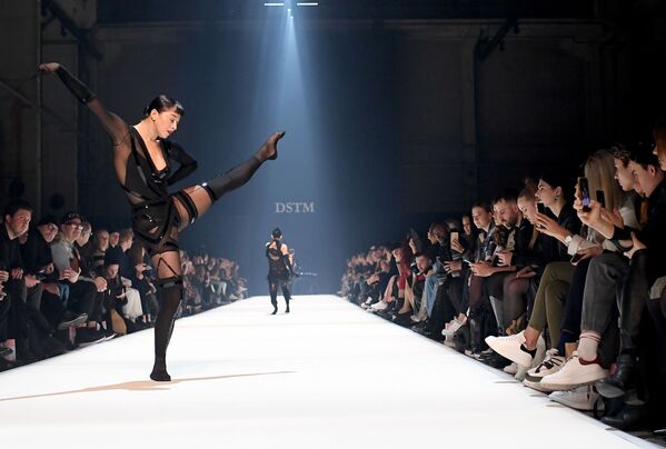 مدل ها در حال نمایش لباس در هفته مد برلین - اسپوتنیک افغانستان  