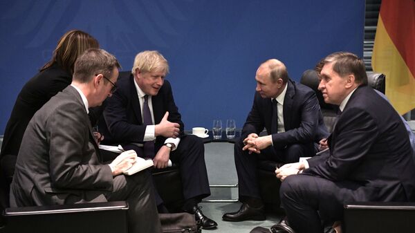 Президент РФ Владимир Путин и премьер-министр Великобритании Борис Джонсон во время встречи на полях Международной конференции по Ливии в Берлине - اسپوتنیک افغانستان  