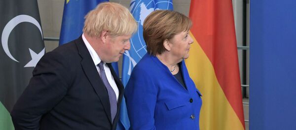 بیرون شدن مرکل از قرنطین/ ادامه درمان جانسون بیرون شدن مرکل از قرنطین/ ادامه درمان جانسون - اسپوتنیک افغانستان