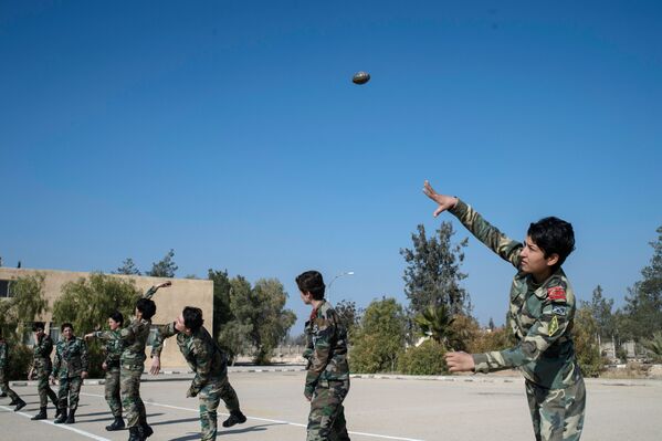 افسران زن آکادمی نظامی زنان در دمشق  در حال آمادگی و تمرینات نظامی - اسپوتنیک افغانستان  