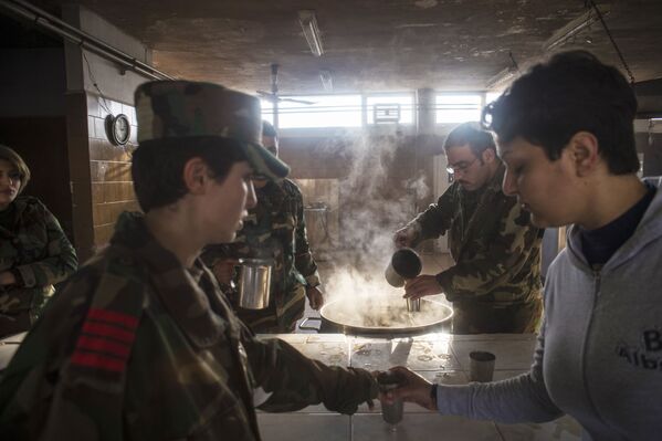 افسران زن آکادمی نظامی زنان در وقت صرف غذای ظهر - اسپوتنیک افغانستان  