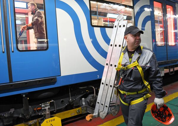 کارکنان بخش فنی مترو مسکو در حال تمیز کردن وضدعفونی کردن واگن ها - اسپوتنیک افغانستان  
