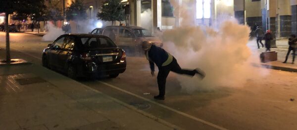 Один из участников массовой демонстрации во время столкновений с сотрудниками полиции в Ливане - اسپوتنیک افغانستان  