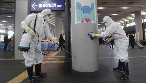 Рабочие дезинфицируют станцию Сусео в Сеуле в рамках борьбы с коронавирусам, Южная Корея - اسپوتنیک افغانستان  
