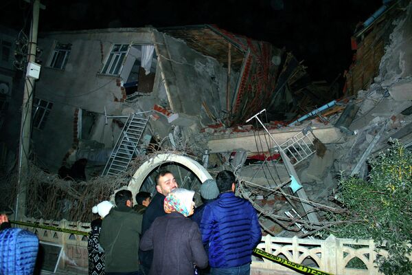 زلزله عصر جمعه(4 دلو)، حدود ساعت 9 شب به وقت محلی رخ داد و باعث شد هزاران باشنده‌گان شهر سیورچه سراسیمه به جاده‌ها بریزند.

 - اسپوتنیک افغانستان  