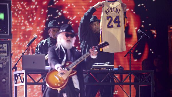 Диджей Джозеф Симмонс с футболкой погибшего баскетболиста Коби Брайанта на церемонии вручения Грэмми в Лос-Анджелесе  - اسپوتنیک افغانستان  