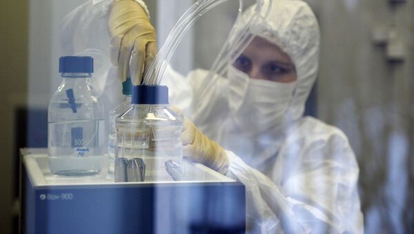 Сотрудница лаборатории ГУ НИИ эпидемиологии и микробиологии имени Н.Ф. Гамалеи, где российские ученые разработали вакцину против лихорадки Эбола - اسپوتنیک افغانستان  
