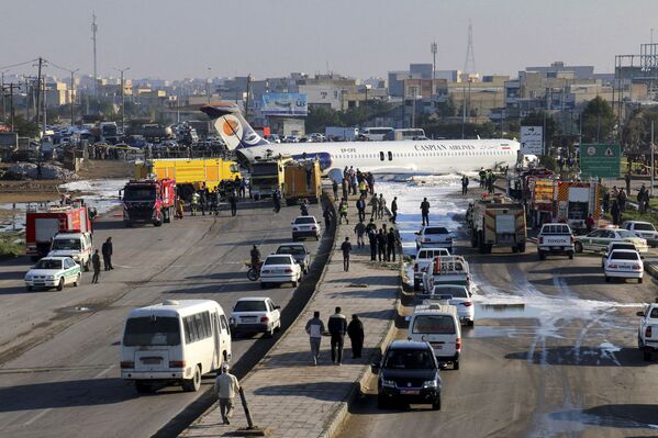 هواپیمای شرکت هواپیمایی کاسپین با 136 مسافر در هنگام نشست در میدان هوایی  ماهشهر از از خط رنوی خارج شد - اسپوتنیک افغانستان  