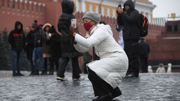 Иностранные туристы в защитных масках на Красной площади в Москве - اسپوتنیک افغانستان  