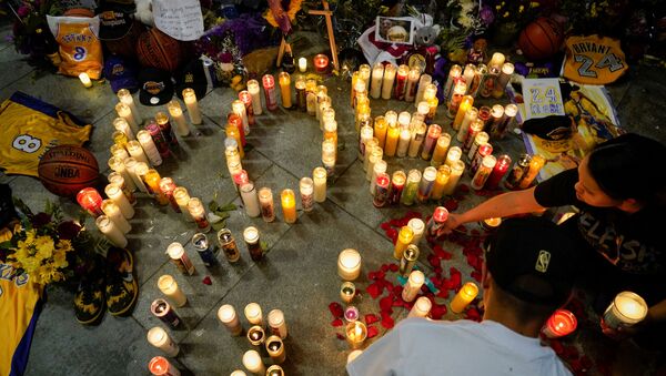 Скорбящие по погибшему баскетболисту Коби Брайанту в Лос-Анджелесе  - اسپوتنیک افغانستان  