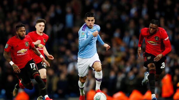 Жуан Канселу ведет мяч на матче Манчестер Сити – Манчестер Юнайтед - اسپوتنیک افغانستان  