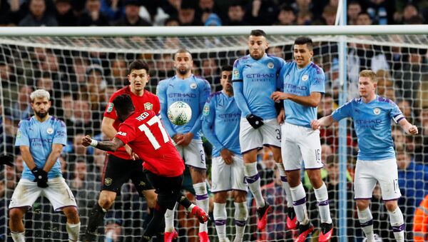 Полузащитник команды Манчестер Юнайтед Фред бьет по воротам на матче Манчестер Сити - Манчестер Юнайтед - اسپوتنیک افغانستان  