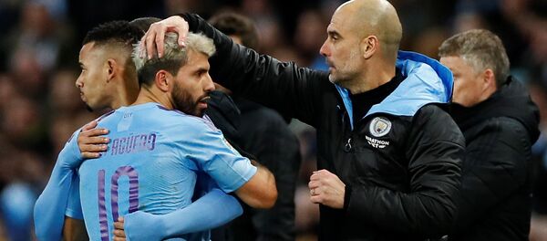 Серхио Агуэро с тренером Хосепом Гвардиолой после матча Манчестер Сити – Манчестер Юнайтед Серхио Агуэро с тренером Хосепом Гвардиолой после матча Манчестер Сити – Манчестер Юнайтед - اسپوتنیک افغانستان