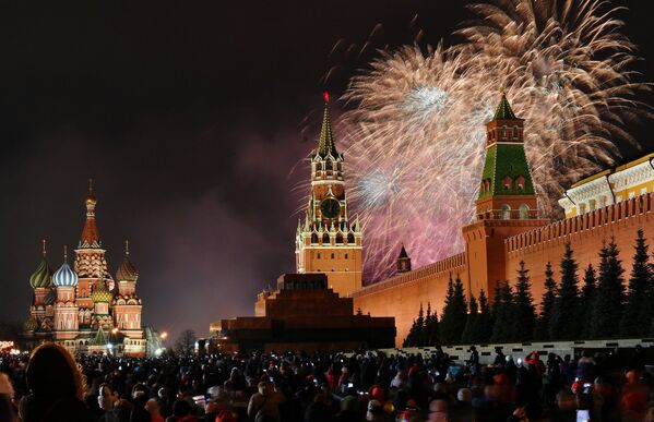آتش بازی در سال نو بر فراز میدان سرخ مسکو - اسپوتنیک افغانستان  