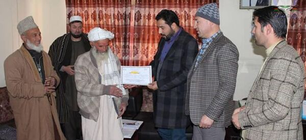 سپاسگزاری از مردی که زمین اش را برای ساخت مکتب اهدا کرد سپاسگزاری از مردی که زمین اش را برای ساخت مکتب اهدا کرد - اسپوتنیک افغانستان