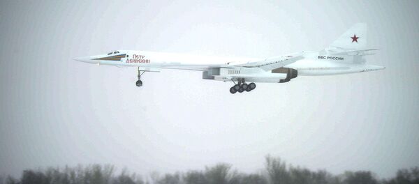 Демонстрационный полет нового сверхзвукового стратегического бомбардировщика-ракетоносца Ту-160М Петр Дейнекин - اسپوتنیک افغانستان  